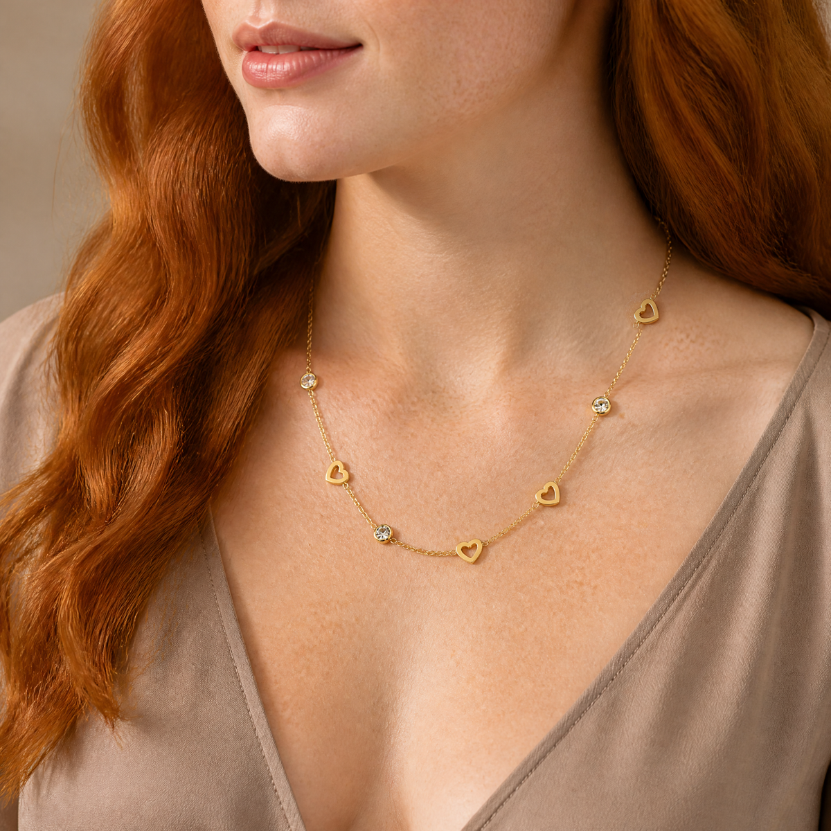 Collier cœur maille fine à strass, porté mi-corps