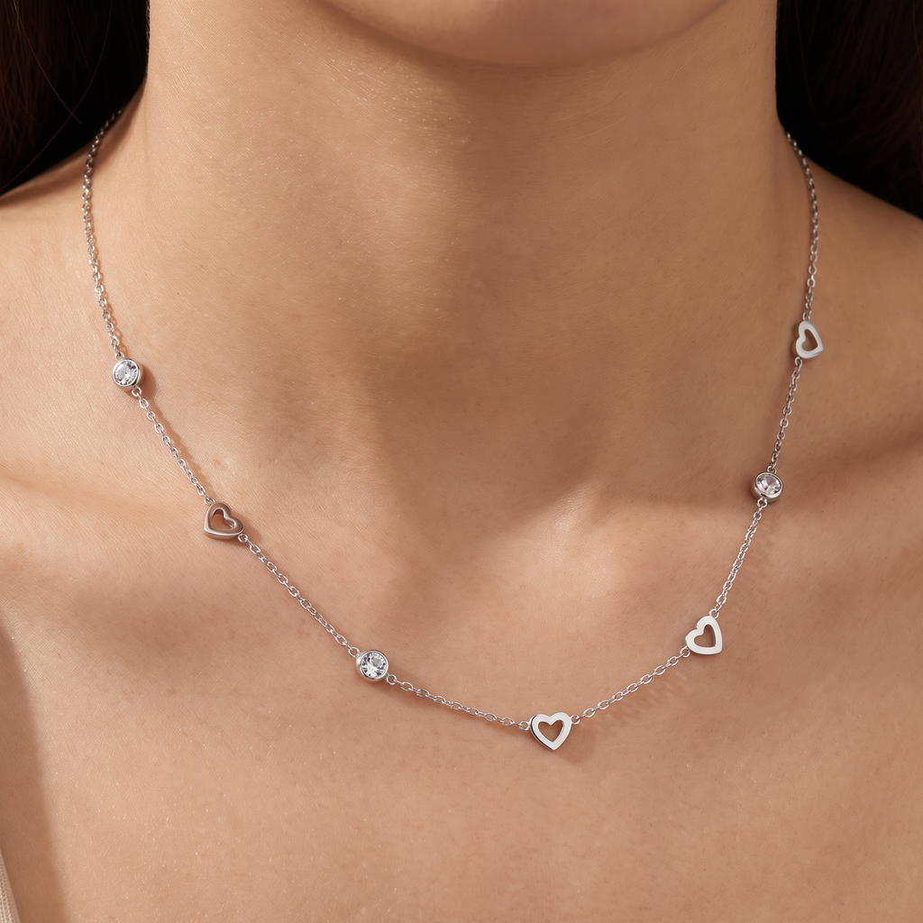 Collier cœur maille fine à strass, porté, argenté
