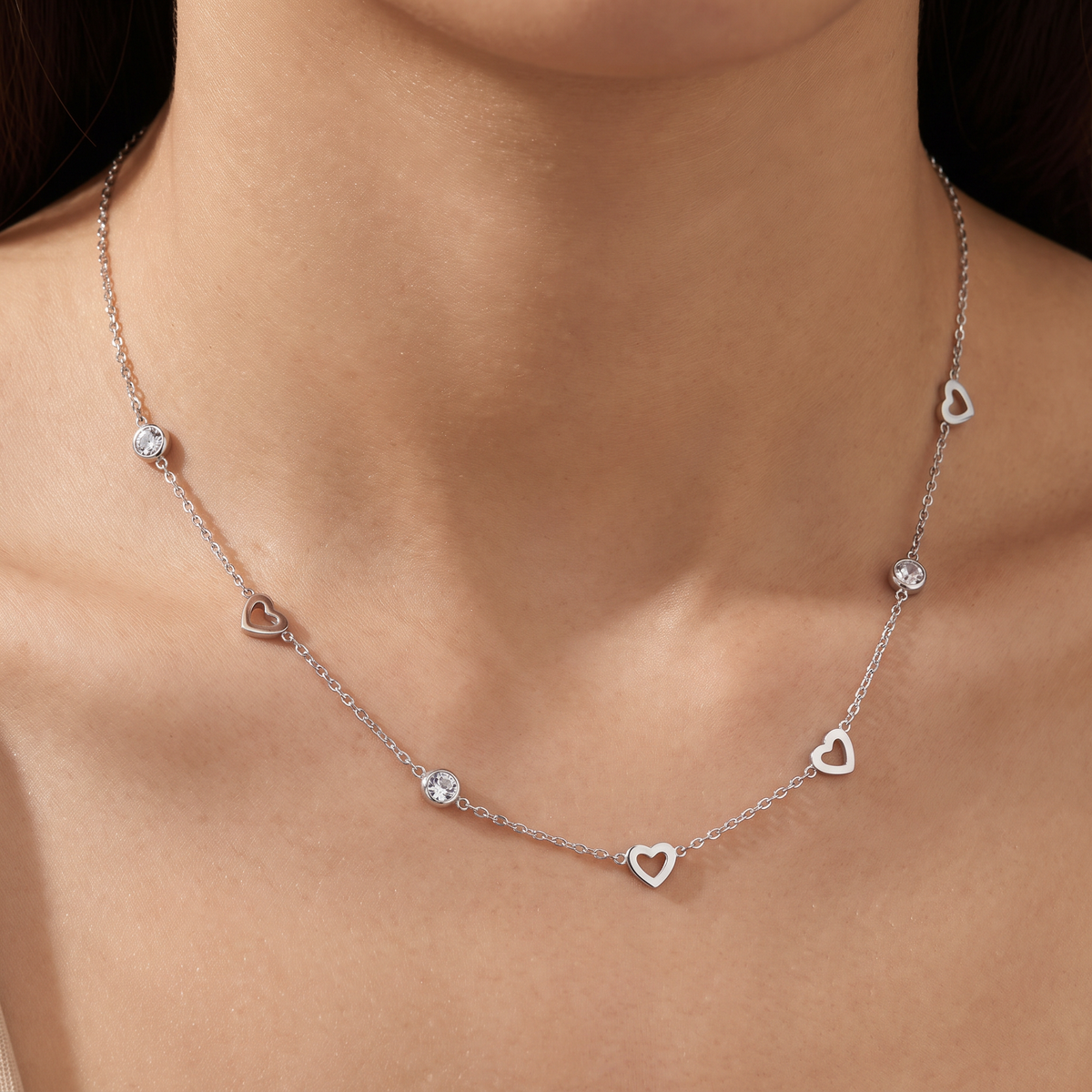 Collier cœur maille fine à strass, porté, argenté
