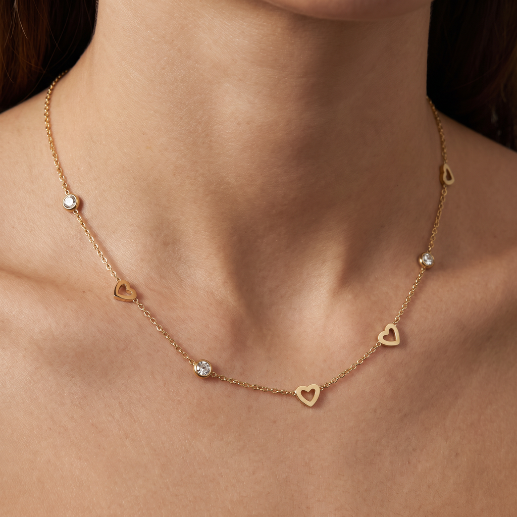 Collier cœur maille fine à strass, porté, doré