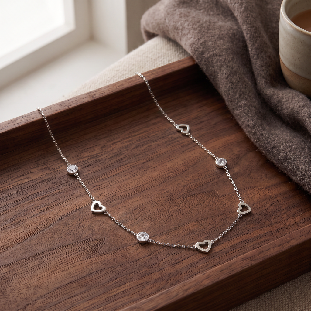Collier cœur maille fine à strass, porté en tenue, argenté