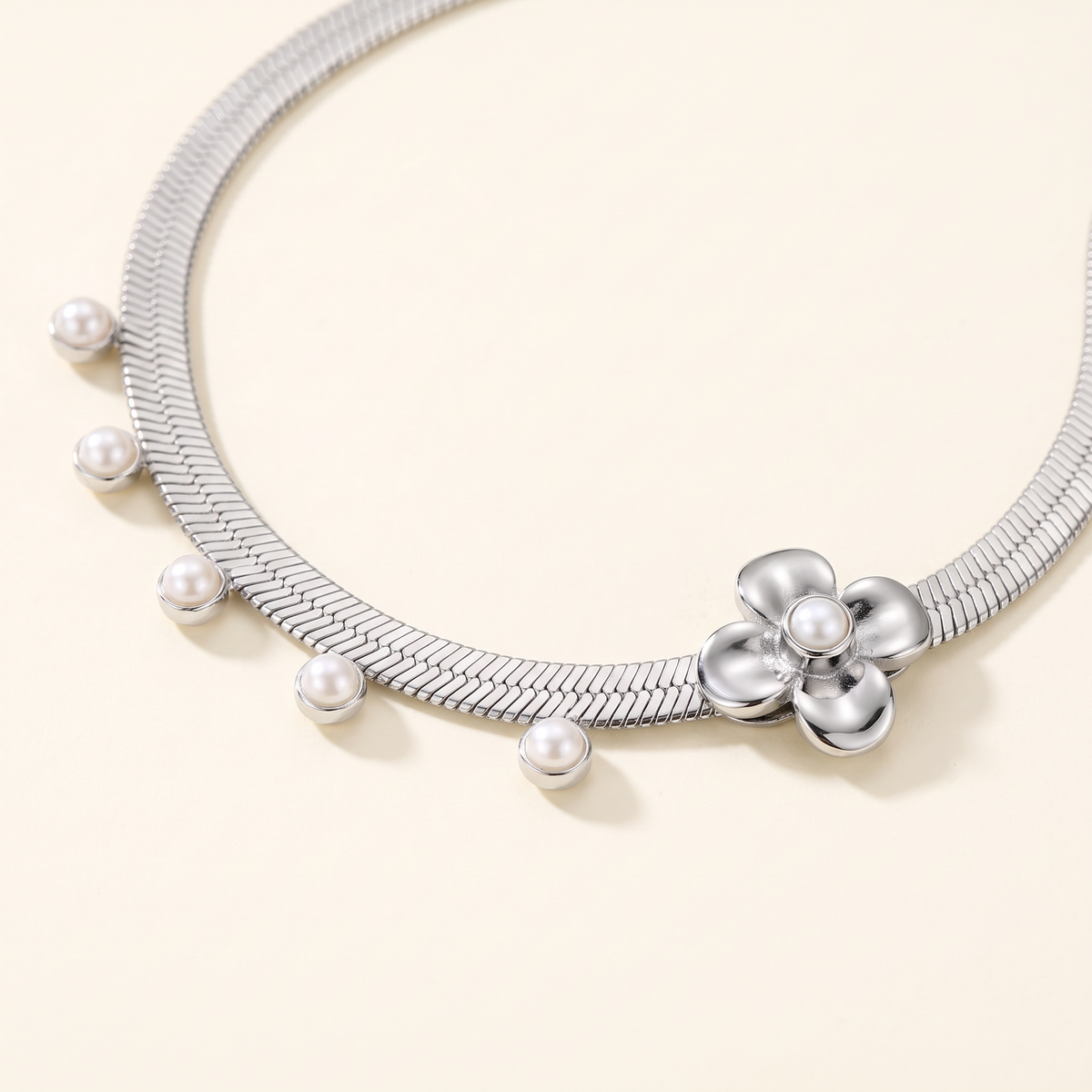 Collier ras de cou fleur grosse maille, détail du motif, argenté
