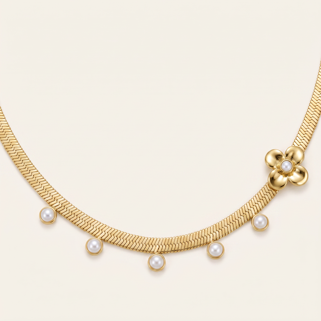 Collier ras de cou fleur grosse maille, détail du motif, doré