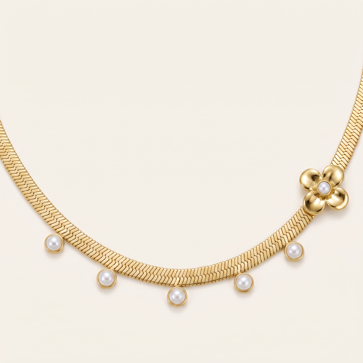Collier ras de cou fleur grosse maille, détail du motif, doré