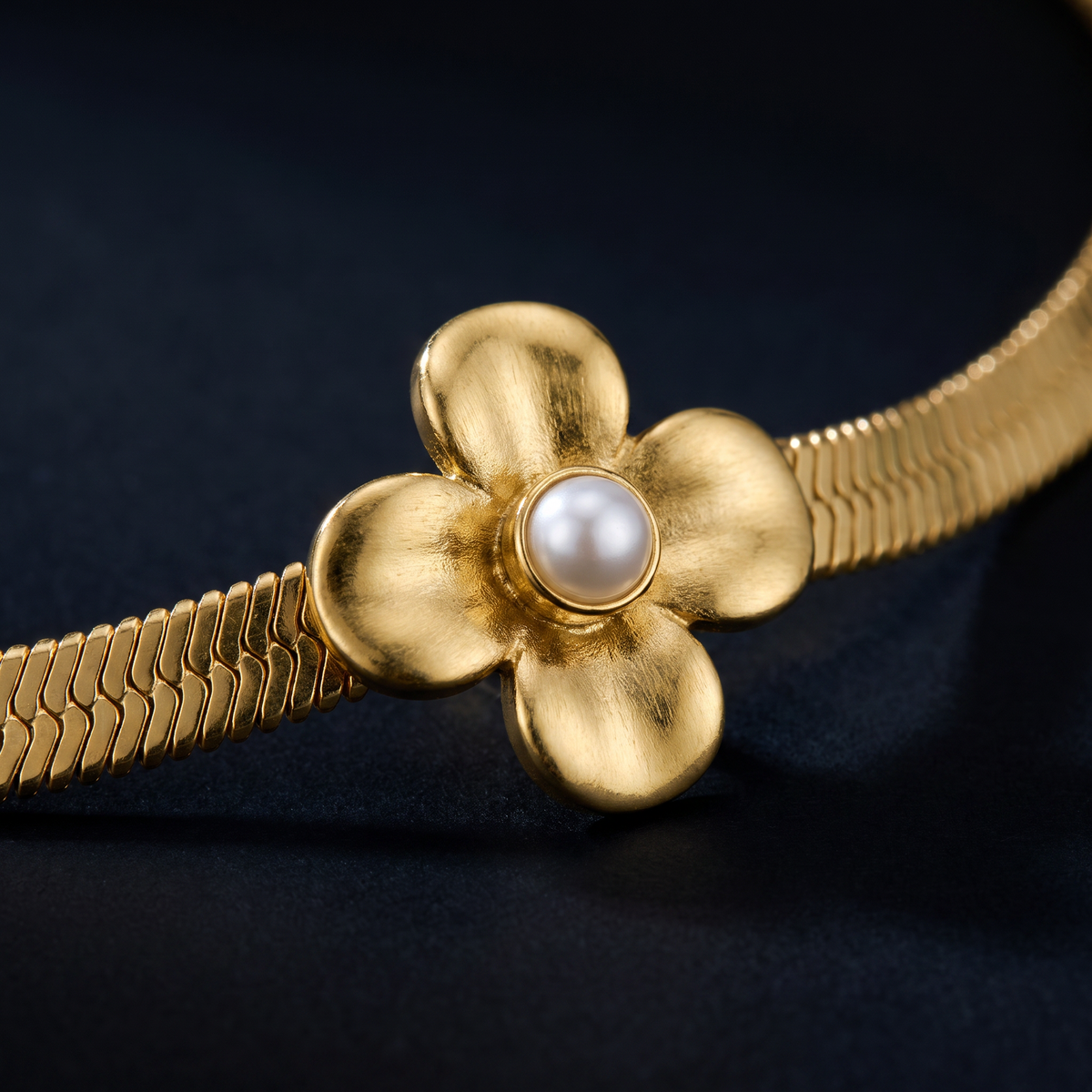 Collier ras de cou fleur grosse maille, motif en gros plan