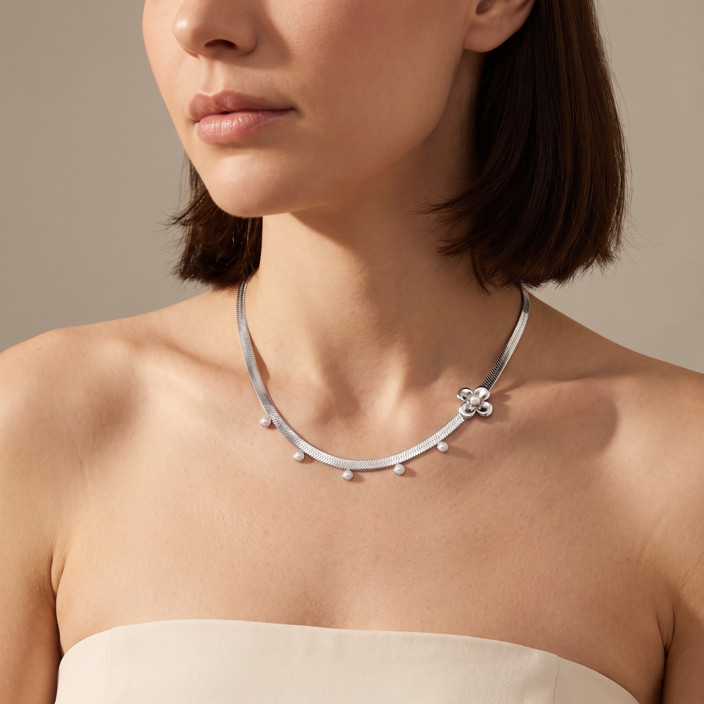 Collier ras de cou fleur grosse maille, porté mi-corps, argenté