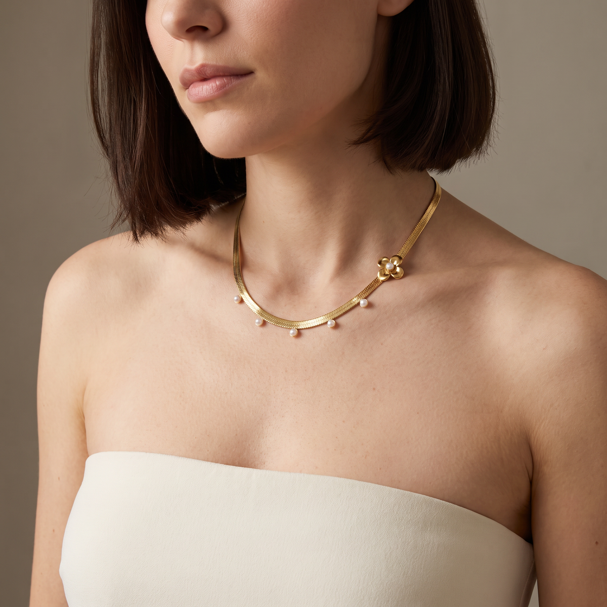 Collier ras de cou fleur grosse maille, porté mi-corps, doré