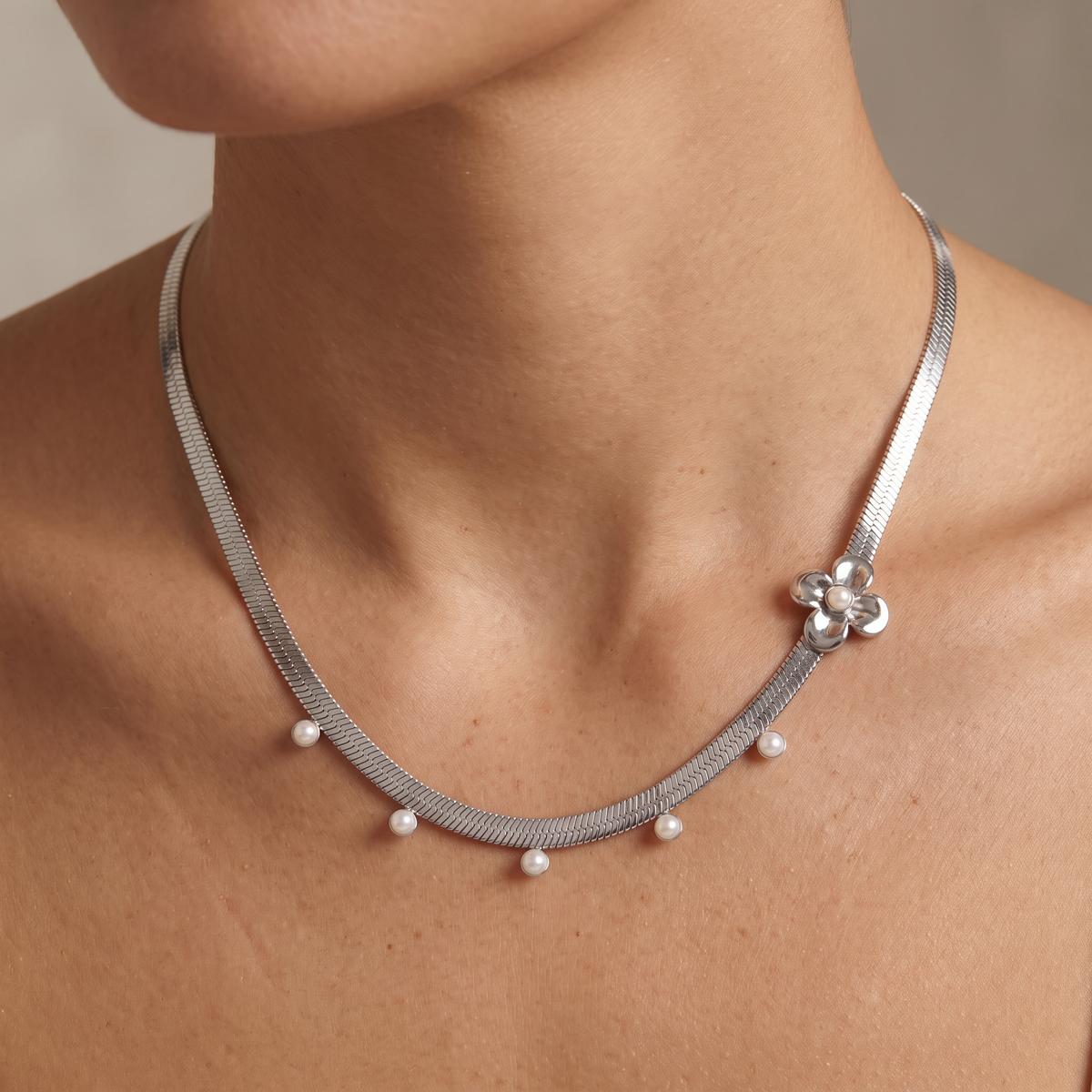 Collier ras de cou fleur grosse maille, porté, argenté