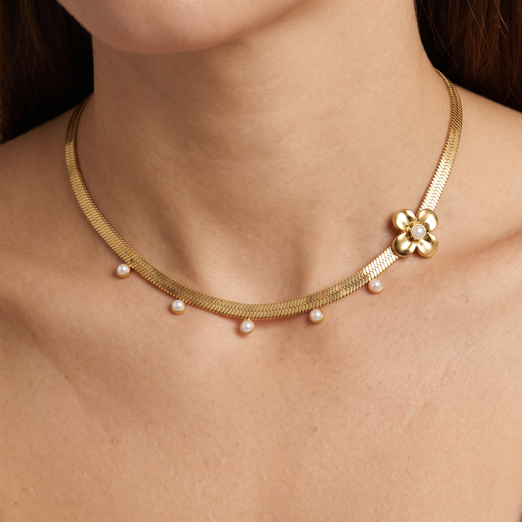 Collier ras de cou fleur grosse maille, porté, doré