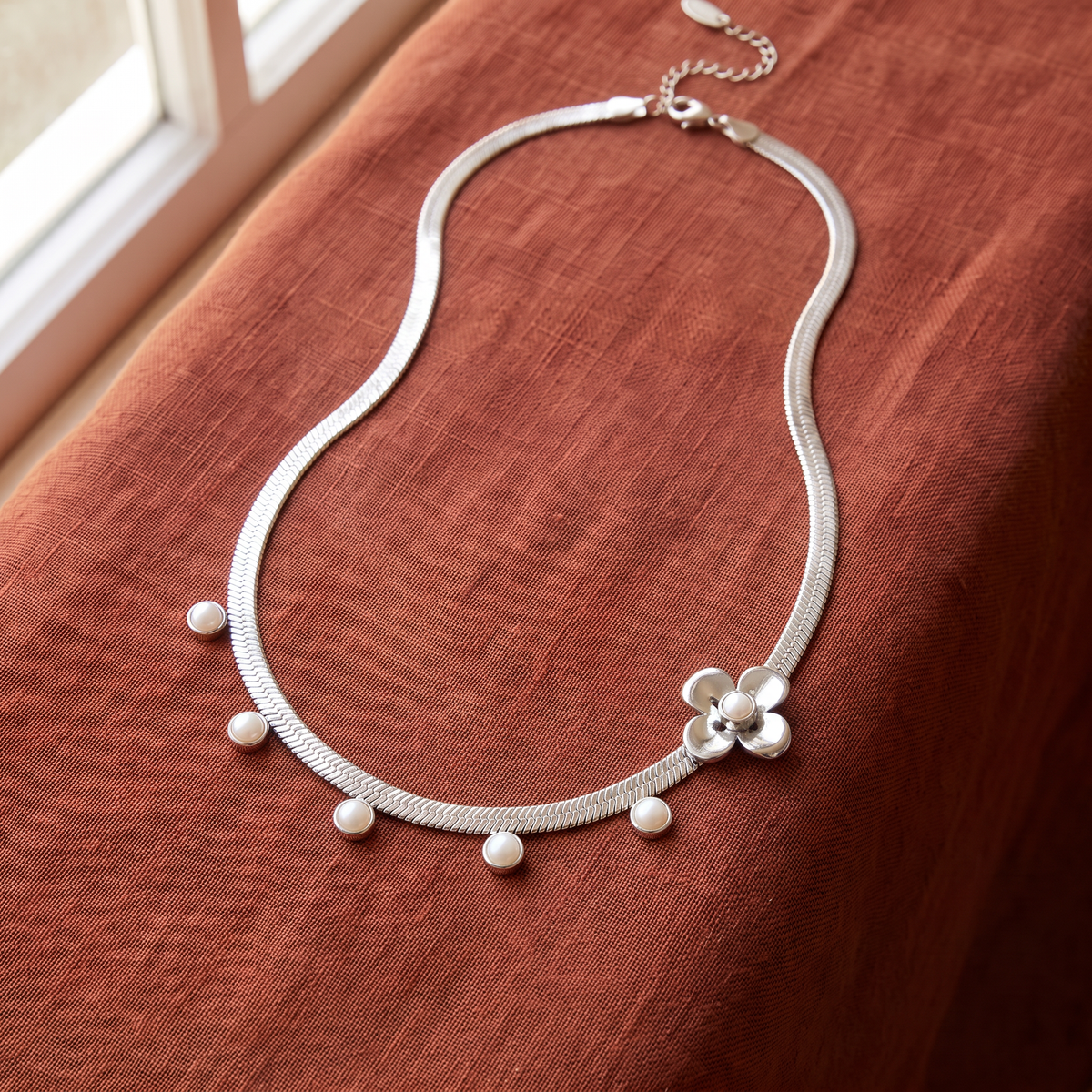 Collier ras de cou fleur grosse maille, porté en tenue, argenté