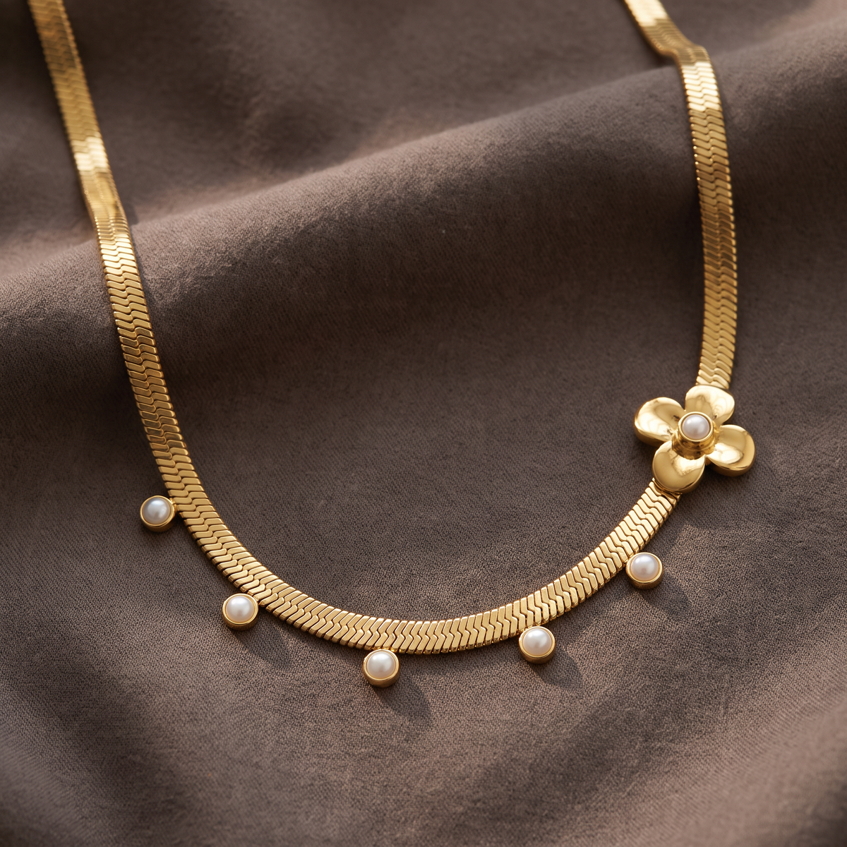Collier ras de cou fleur grosse maille, porté en tenue, doré