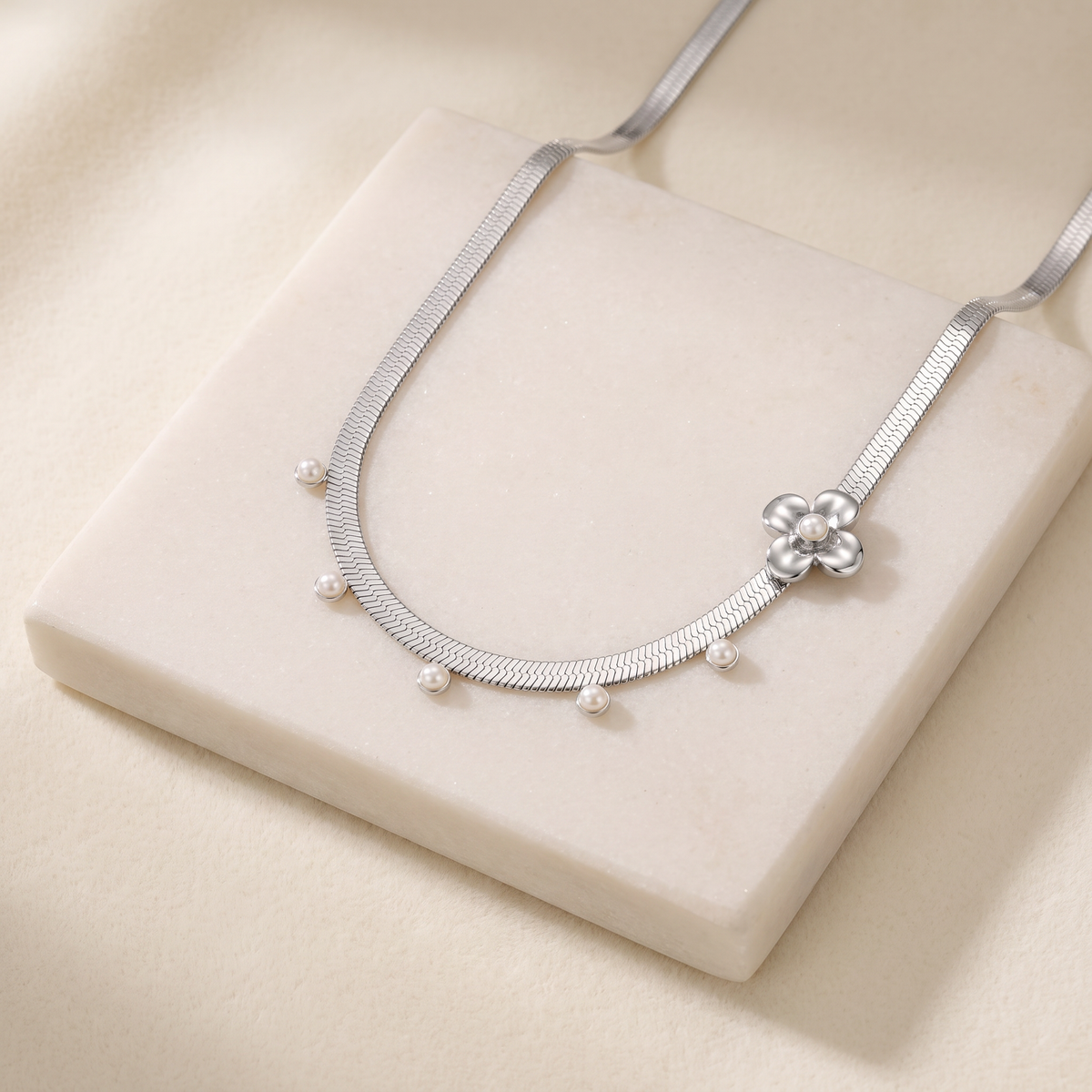 Collier ras de cou fleur grosse maille — Argenté