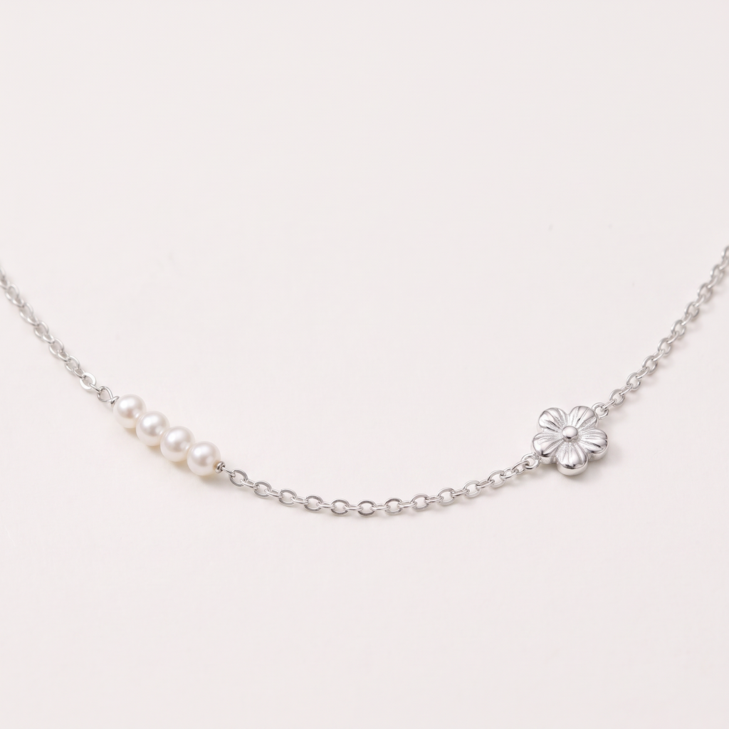 Collier fleur maille fine, détail du motif, argenté