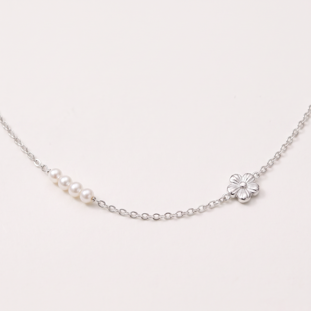 Collier fleur maille fine, détail du motif, argenté
