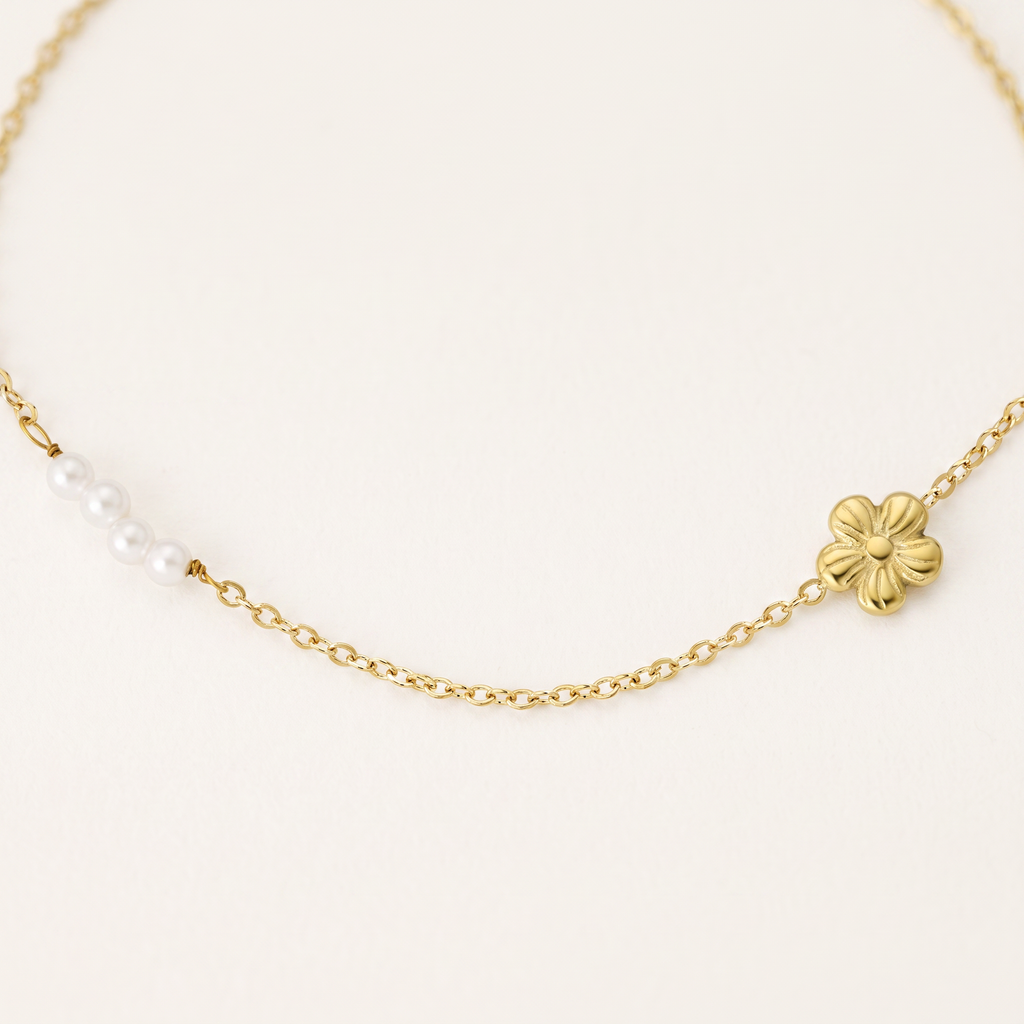 Collier fleur maille fine, détail du motif, doré