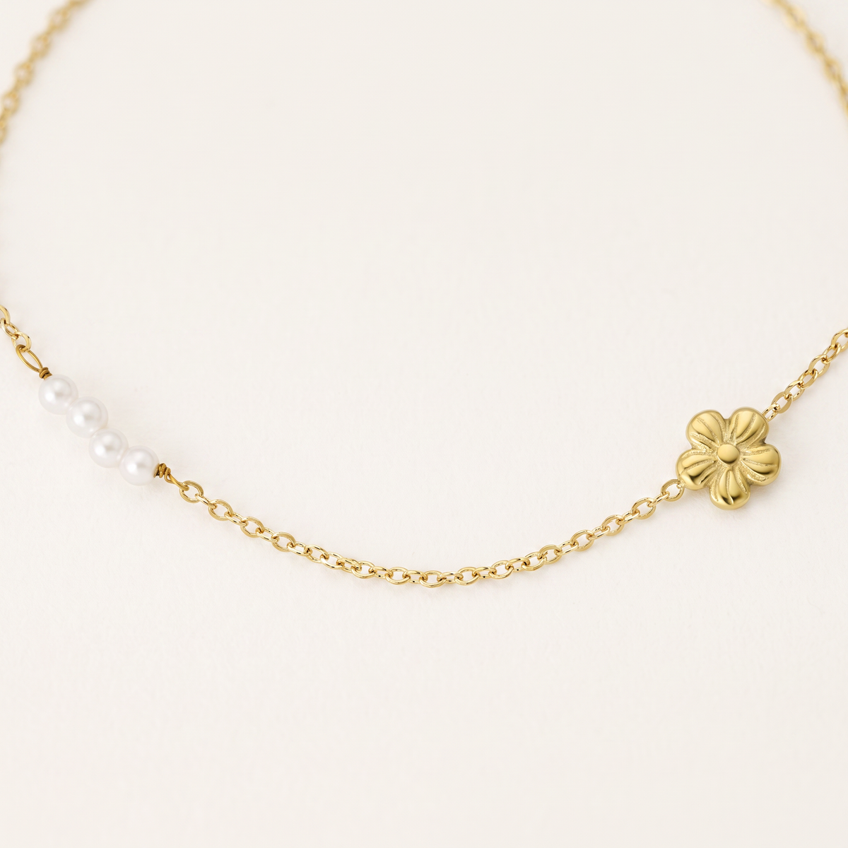 Collier fleur maille fine, détail du motif, doré