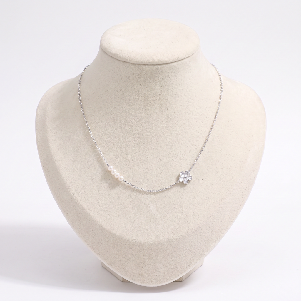 Collier fleur maille fine, vue de face, argenté
