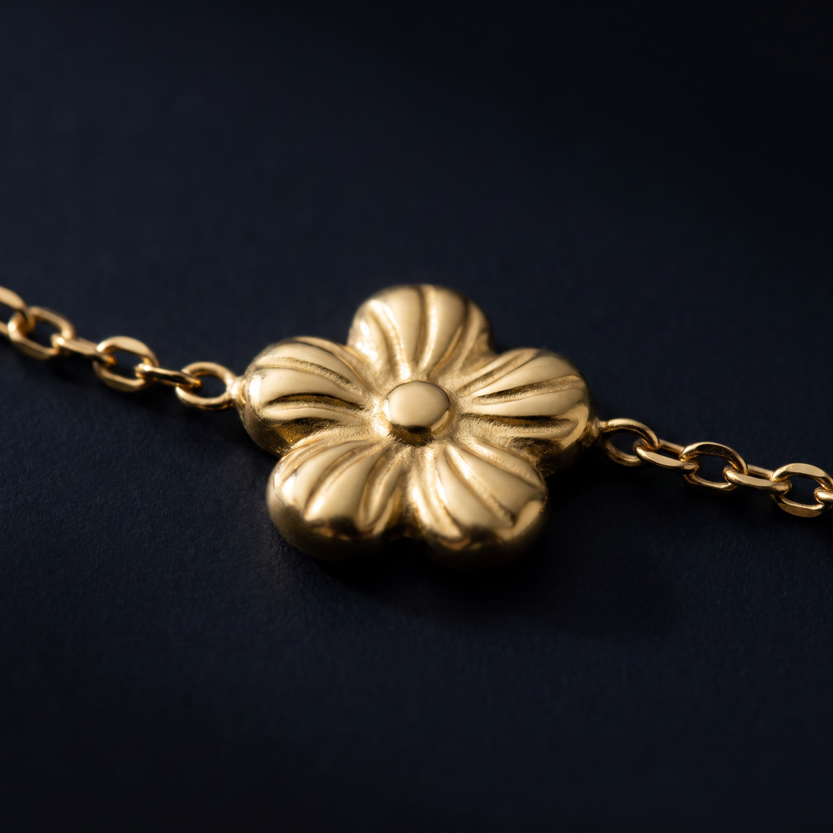 Collier fleur maille fine, motif en gros plan