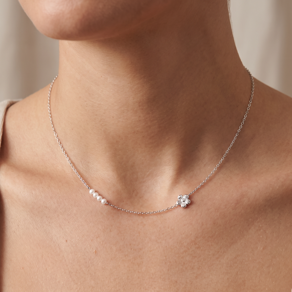 Collier fleur maille fine, porté, argenté