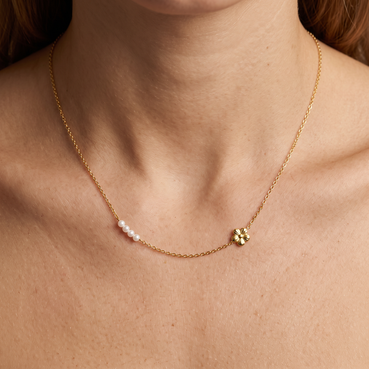 Collier fleur maille fine, porté, doré