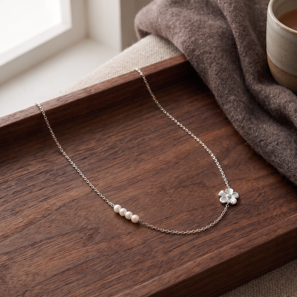 Collier fleur maille fine, porté en tenue, argenté
