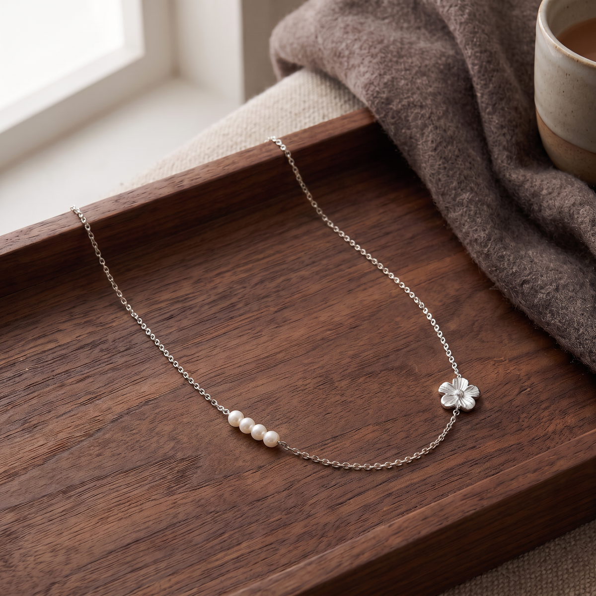 Collier fleur maille fine, porté en tenue, argenté