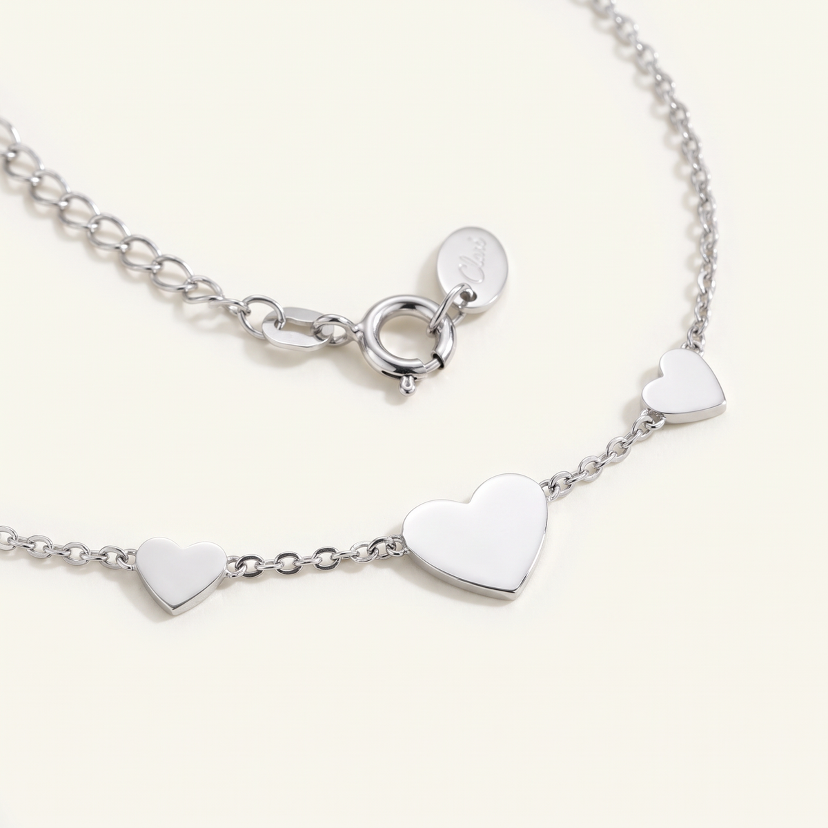 Collier cœur minimaliste sur chaîne, détail du motif, argenté