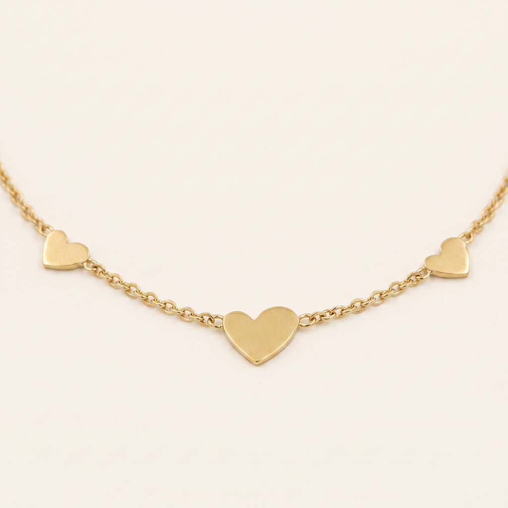 Collier cœur minimaliste sur chaîne, détail du motif, doré