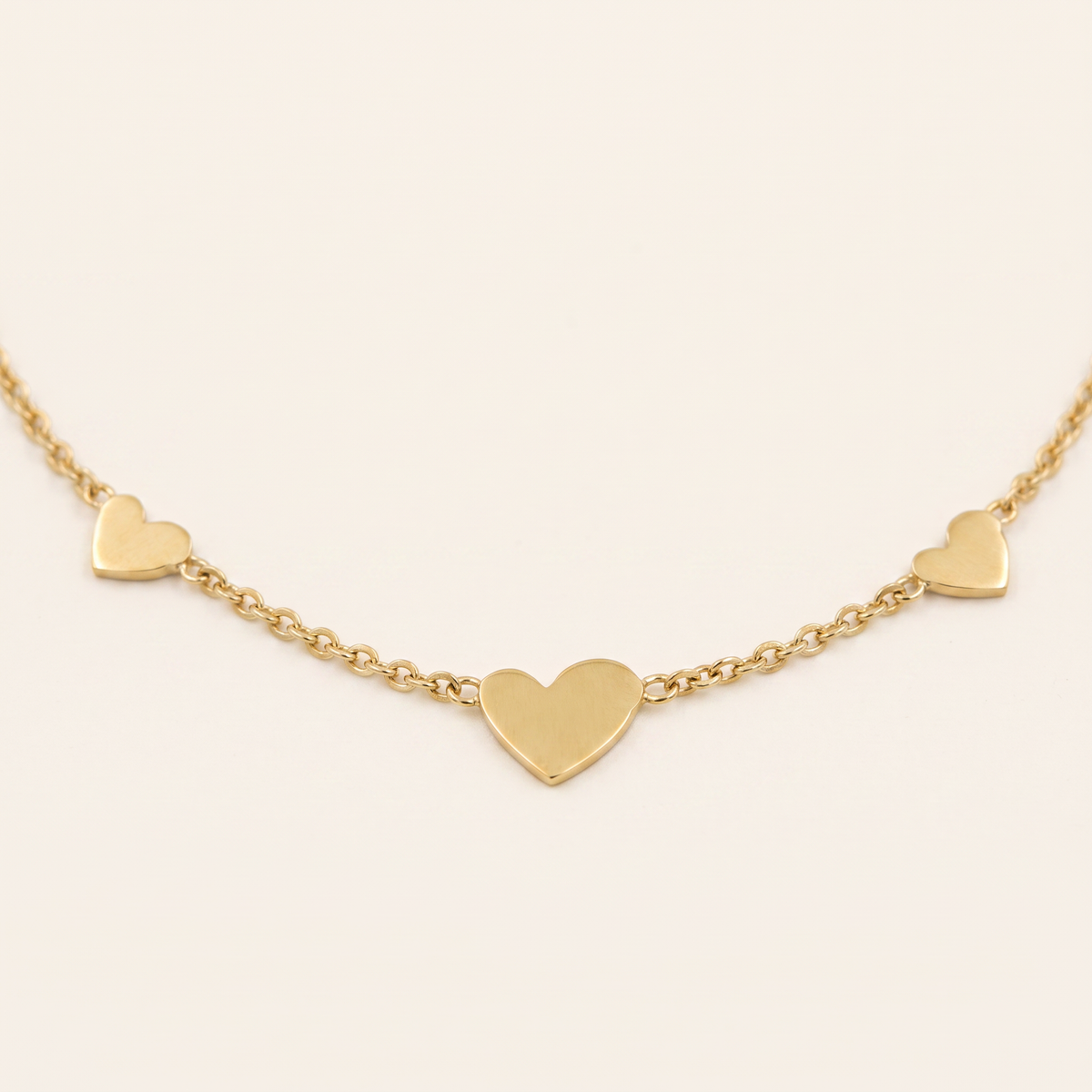 Collier cœur minimaliste sur chaîne, détail du motif, doré