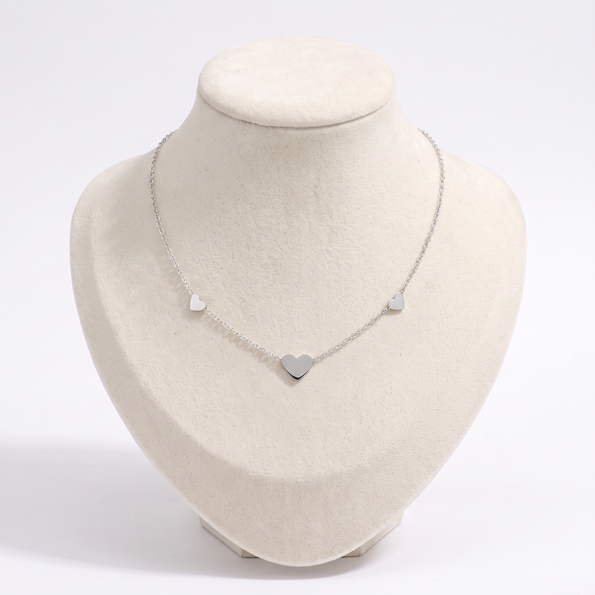 Collier cœur minimaliste sur chaîne, vue de face, argenté