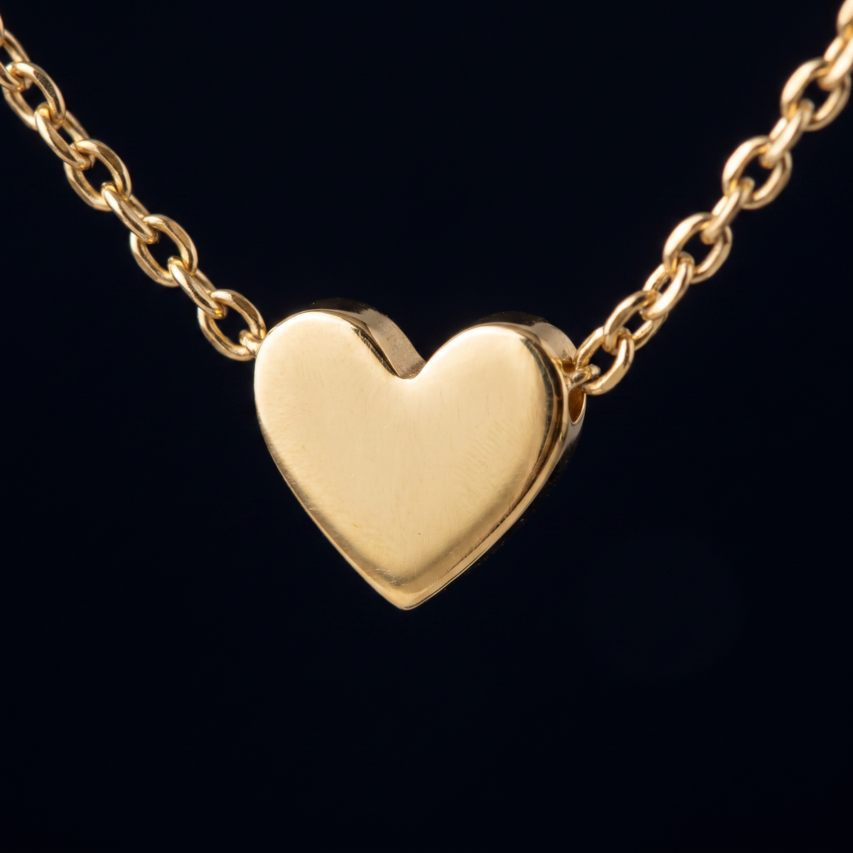 Collier cœur minimaliste sur chaîne, motif en gros plan