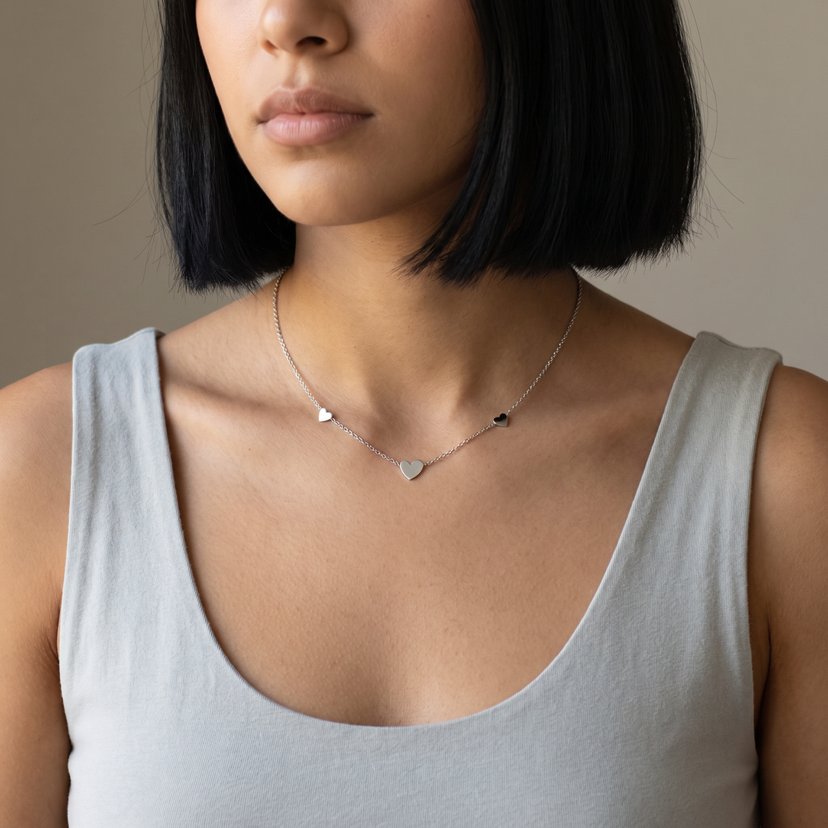 Collier cœur minimaliste sur chaîne, porté mi-corps, argenté