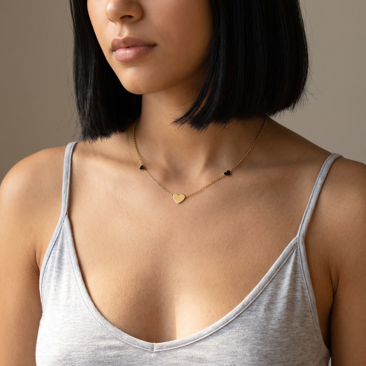 Collier cœur minimaliste sur chaîne, porté mi-corps, doré