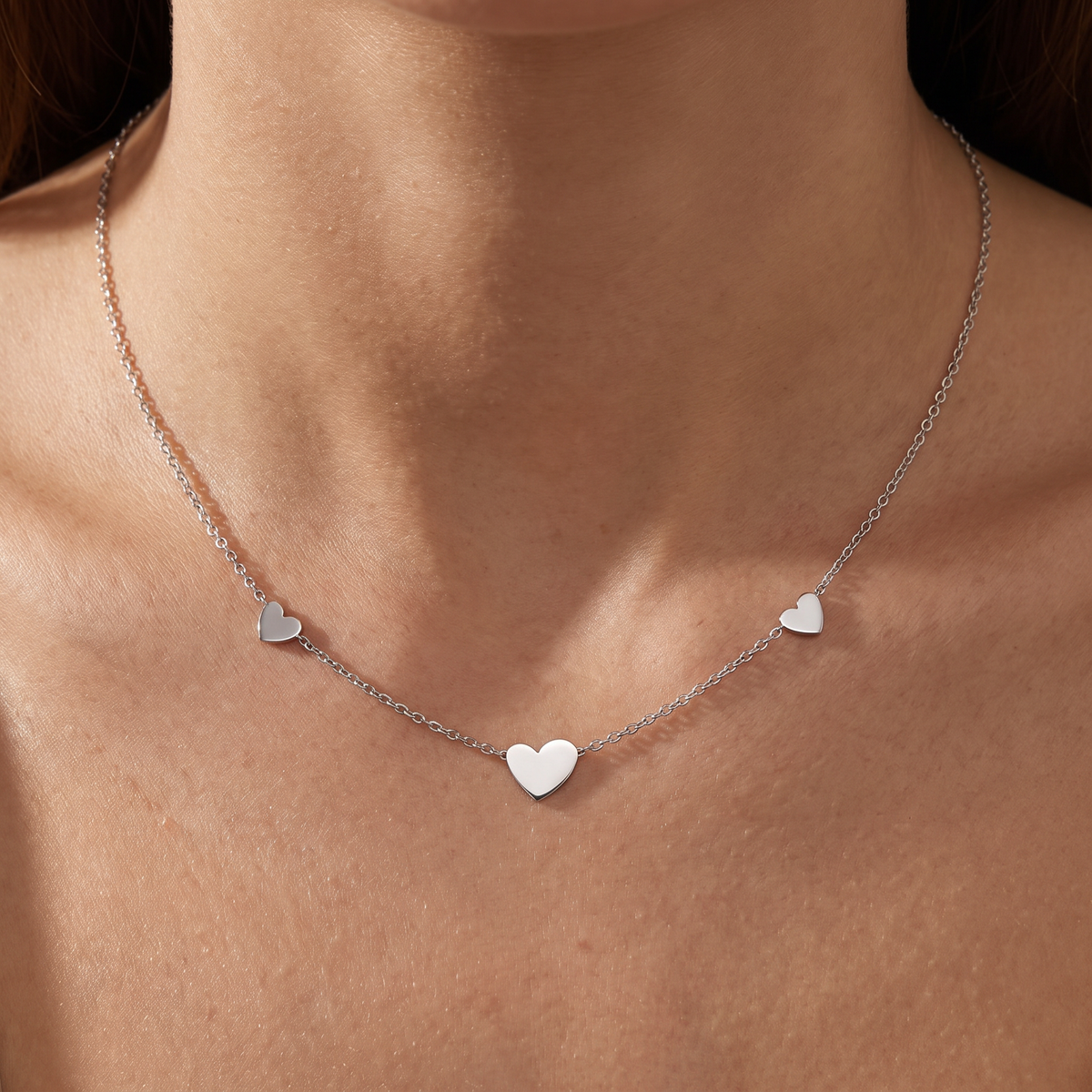 Collier cœur minimaliste sur chaîne, porté, argenté