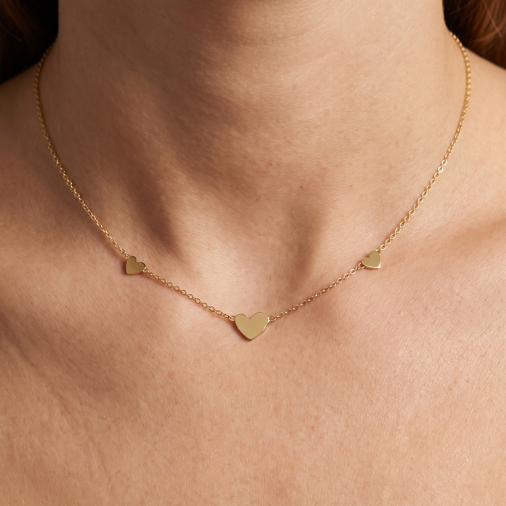 Collier cœur minimaliste sur chaîne, porté, doré