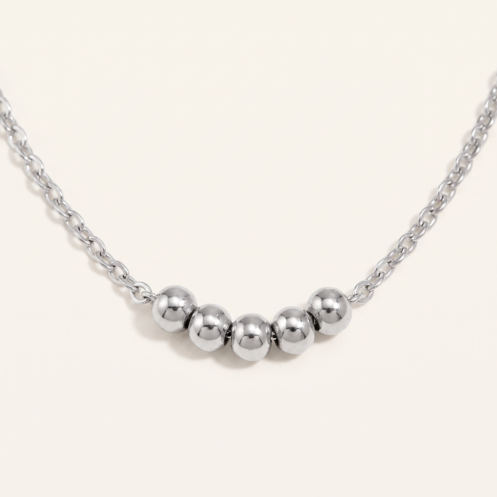 Collier ras de cou à boules, détail du motif, argenté
