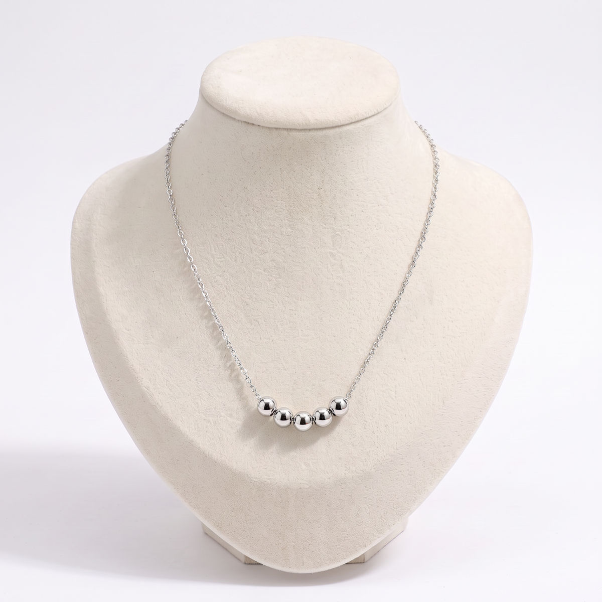 Collier ras de cou à boules, vue de face, argenté