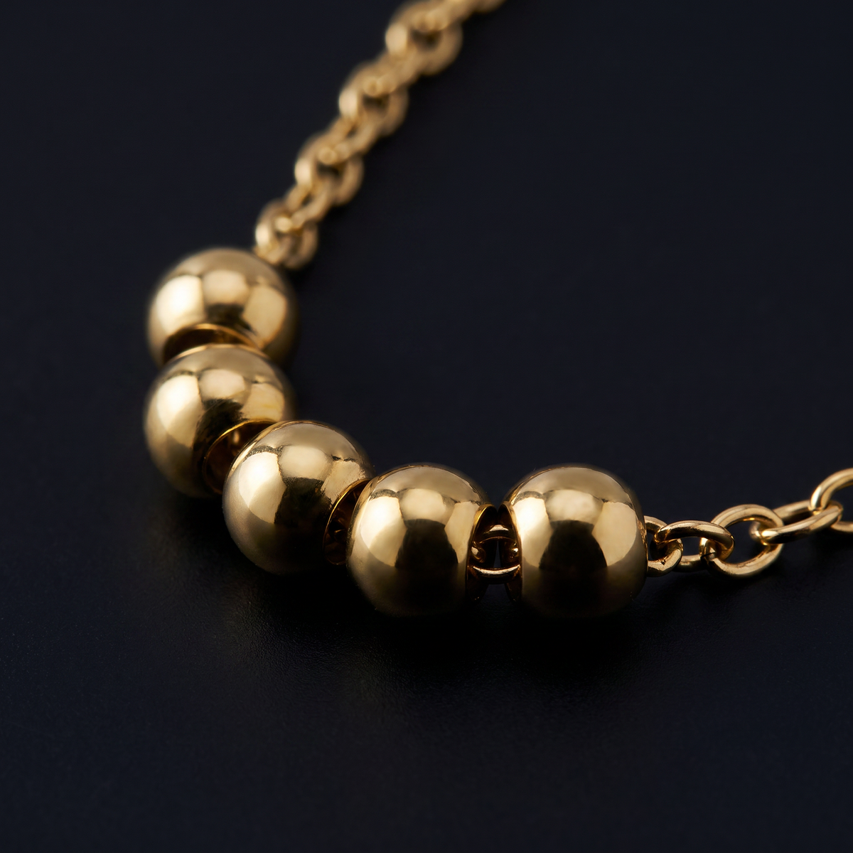 Collier ras de cou à boules, motif en gros plan