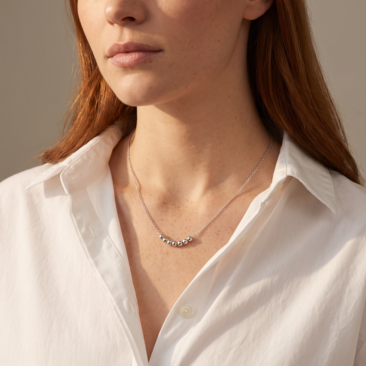 Collier ras de cou à boules, porté mi-corps, argenté