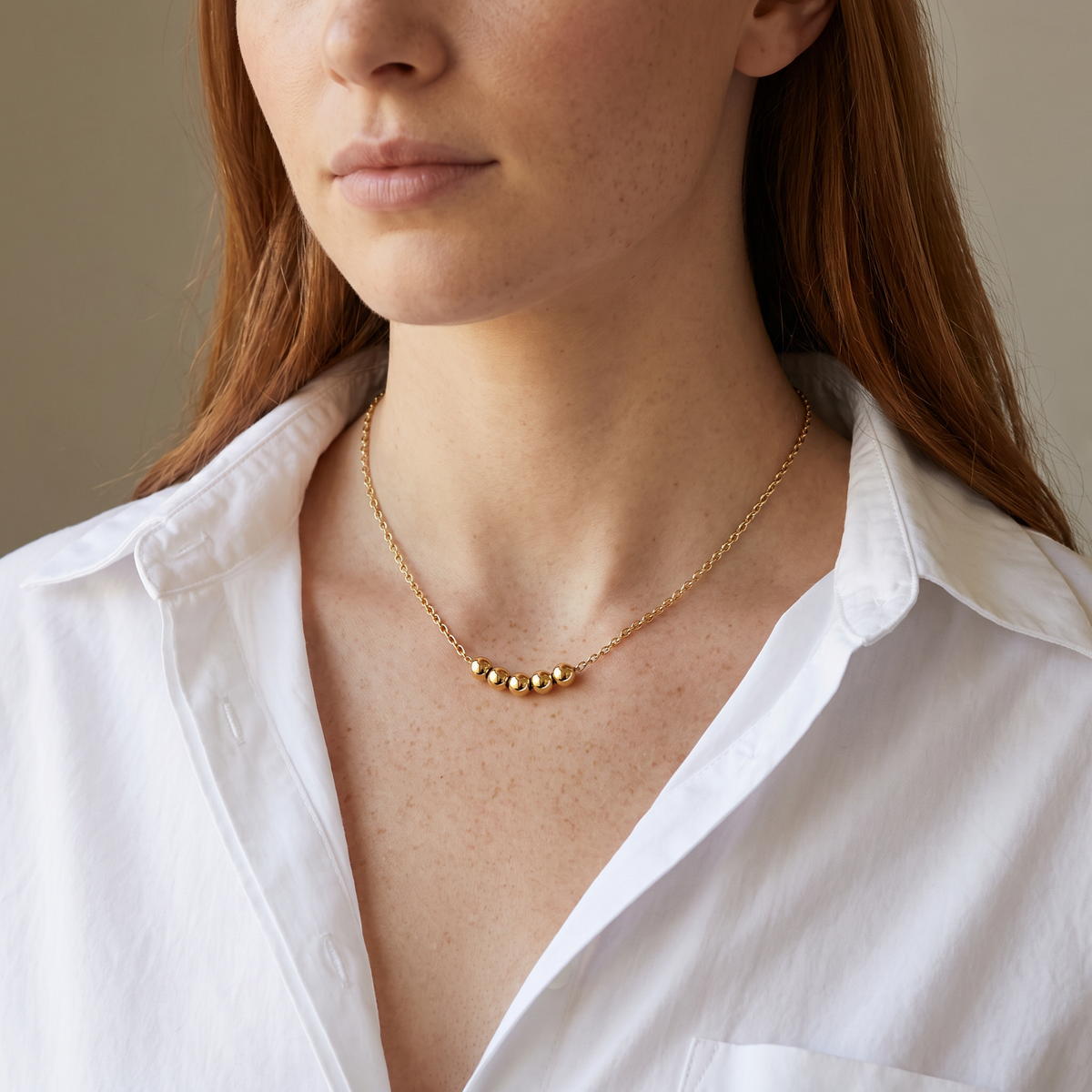 Collier ras de cou à boules, porté mi-corps