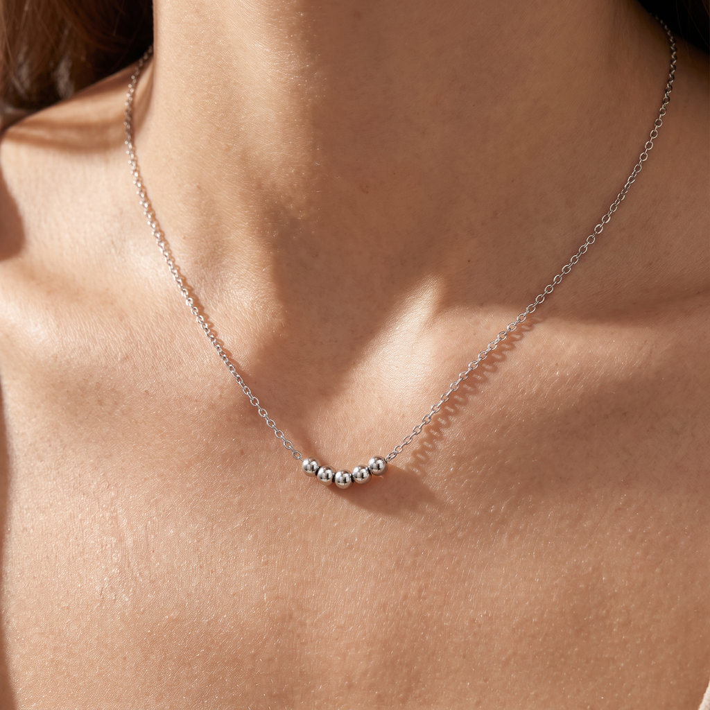 Collier ras de cou à boules, porté, argenté
