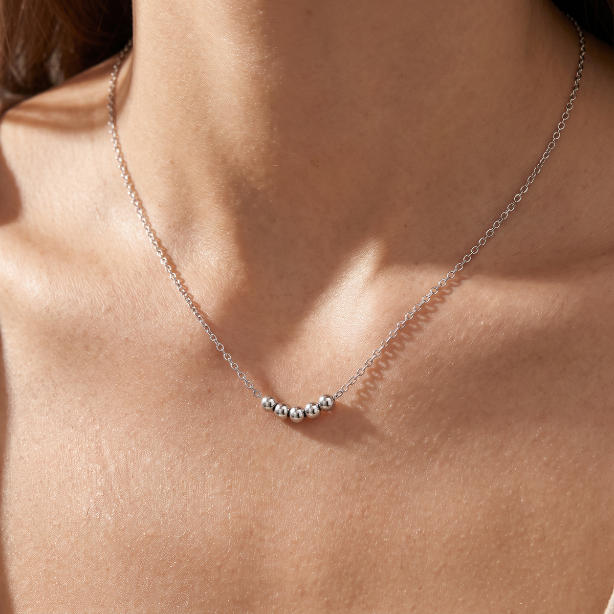 Collier ras de cou à boules, porté, argenté