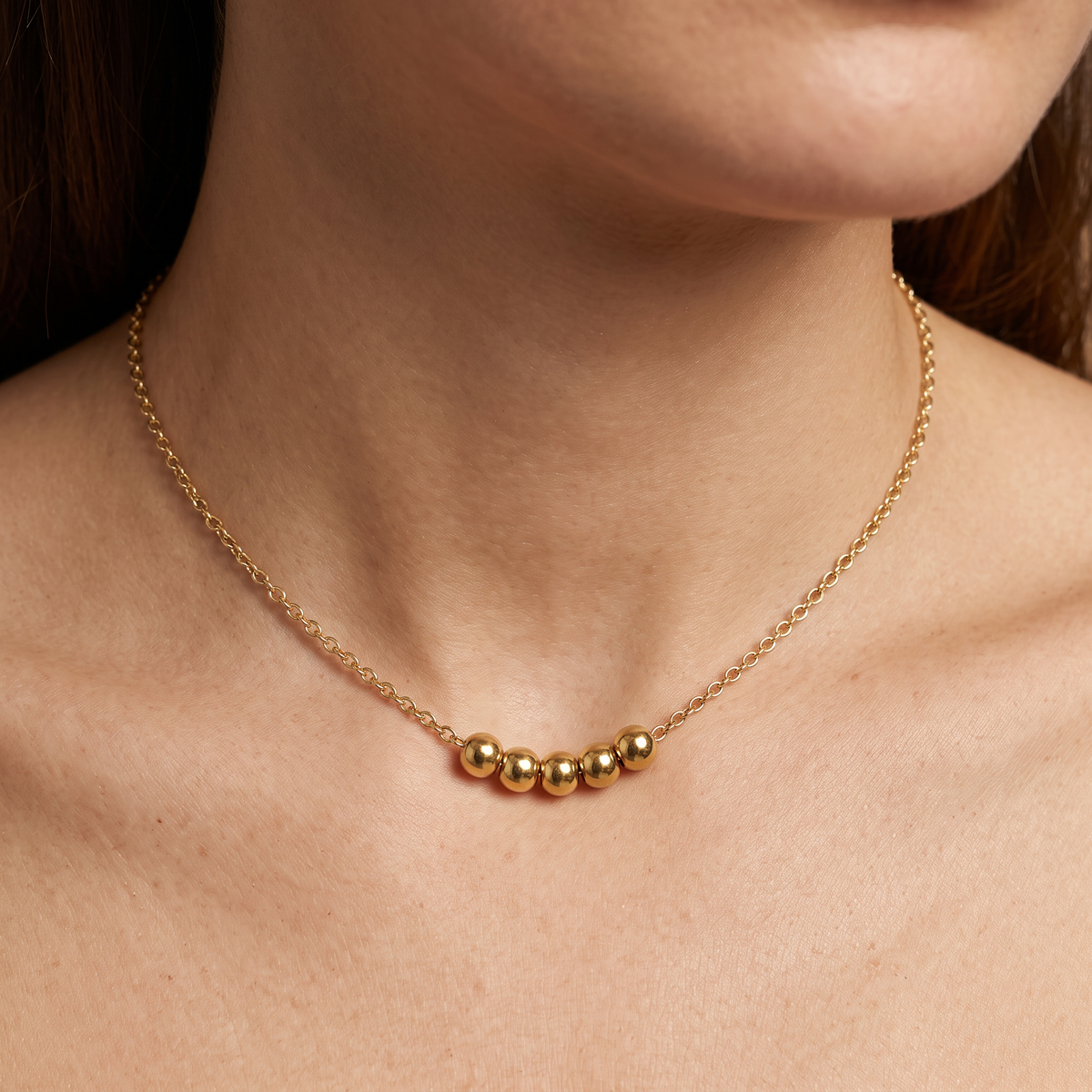 Collier ras de cou à boules, porté, doré