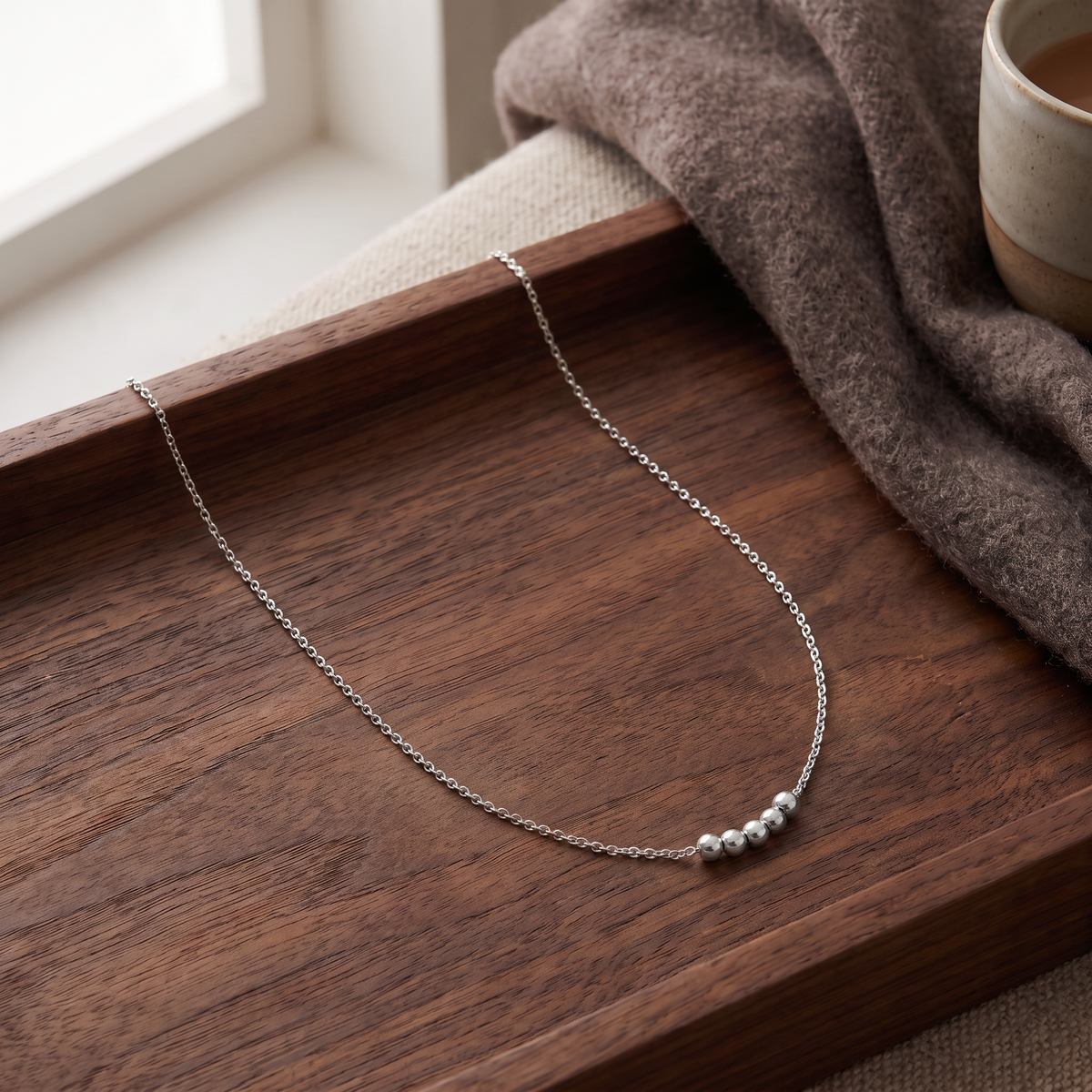 Collier ras de cou à boules, porté en tenue, argenté