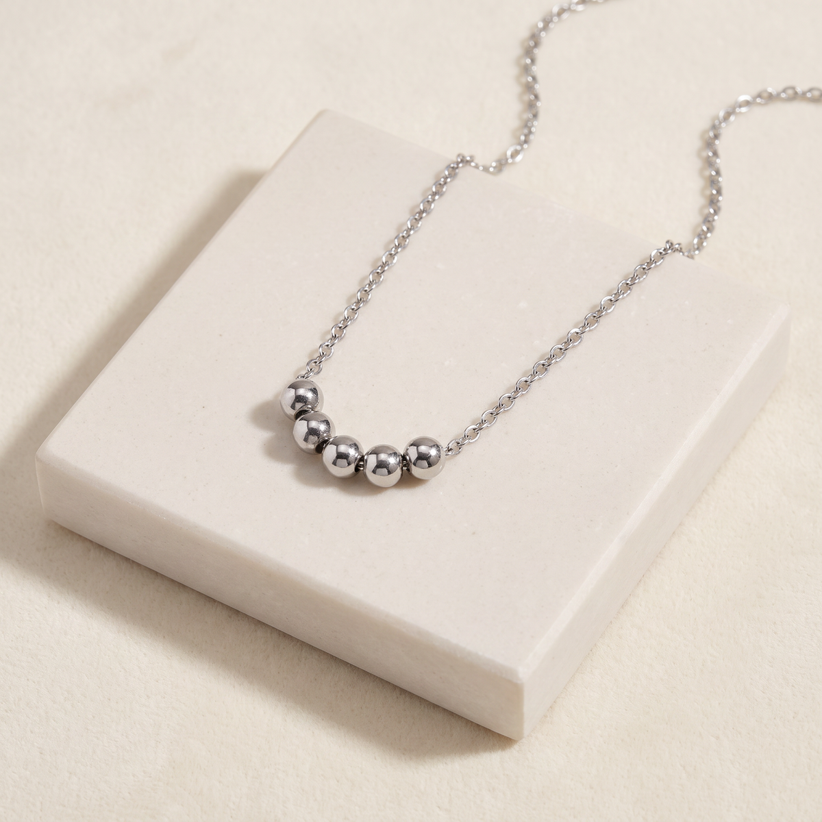 Collier ras de cou à boules — Argenté