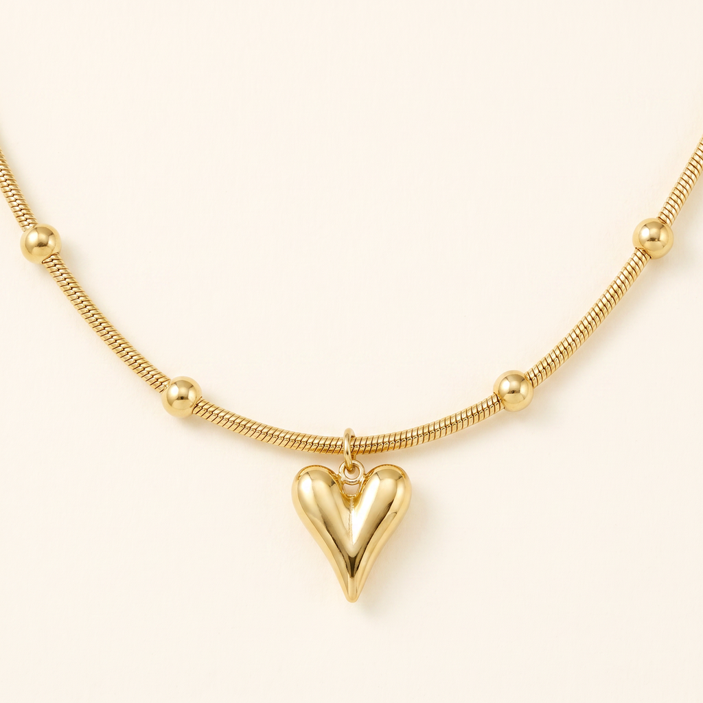 Collier cœur sur chaîne à boules, détail du motif, doré