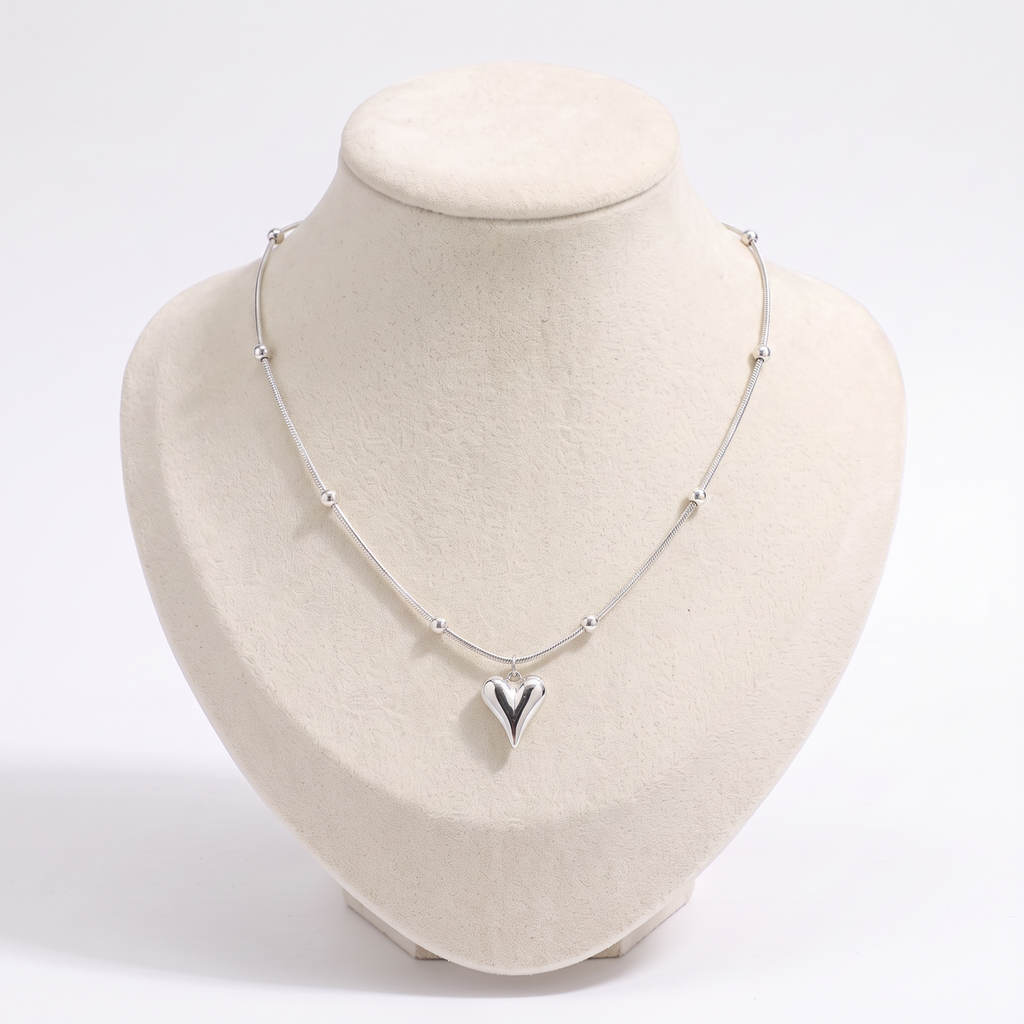 Collier cœur sur chaîne à boules, vue de face, argenté