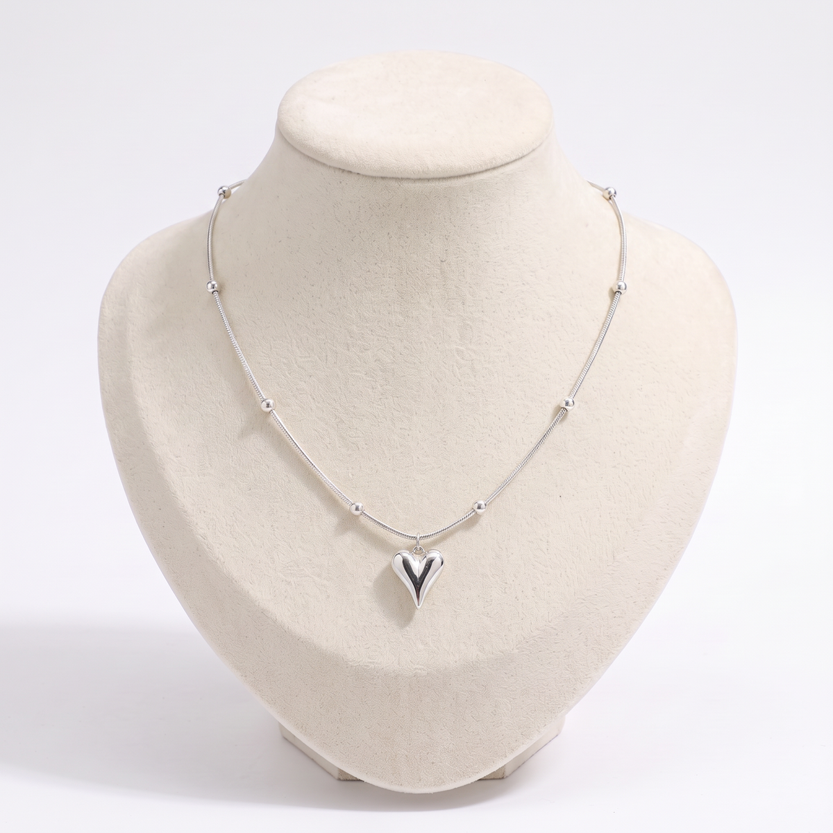 Collier cœur sur chaîne à boules, vue de face, argenté