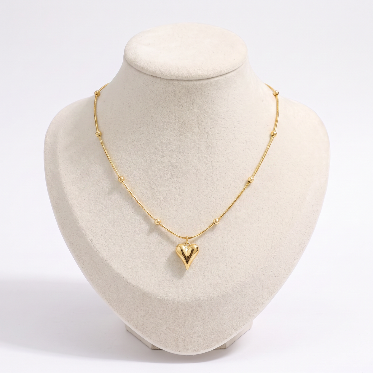 Collier cœur sur chaîne à boules, vue de face, doré