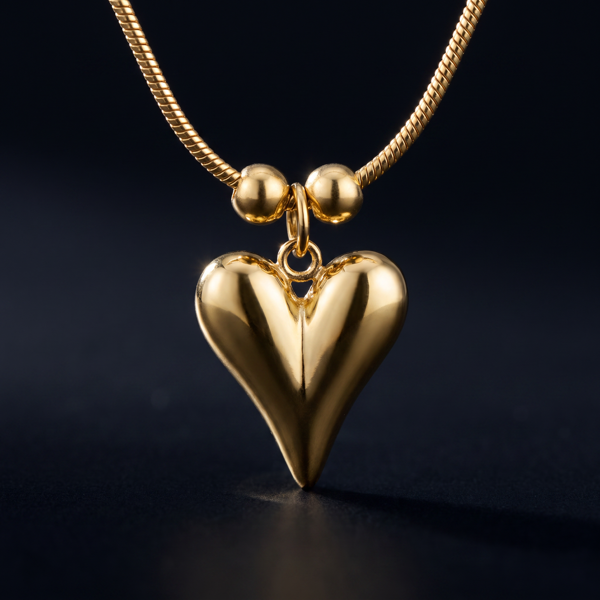 Collier cœur sur chaîne à boules, motif en gros plan